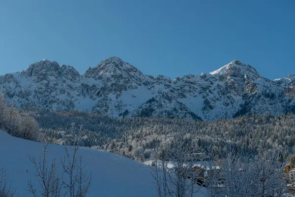 大雪过后阳光普照的山村 — 图库照片