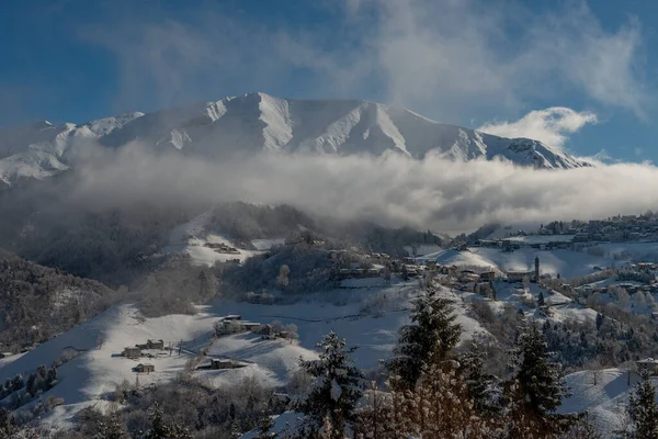 大雪过后阳光普照的山村 — 图库照片