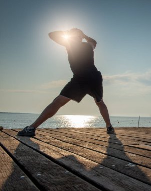 Sabahları deniz kenarında jimnastik yaparım.