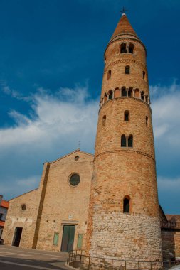 Caorle katedralinin tuğla çan kulesi