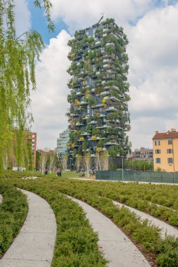 Milan İtalya 10 Nisan 2019: Terasta bahçeli evler