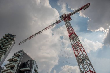 Malzeme ve malzemeleri kaldırmak ve taşımak için kullanılan vinç makinesi