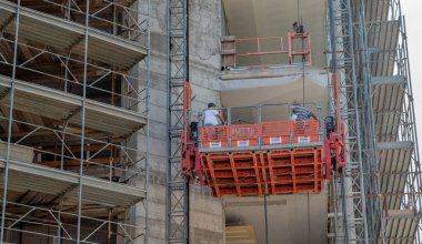 Milan İtalya 29 Haziran 2019 işçi elektrik kabloları için güvenli bir şekilde çalışırken