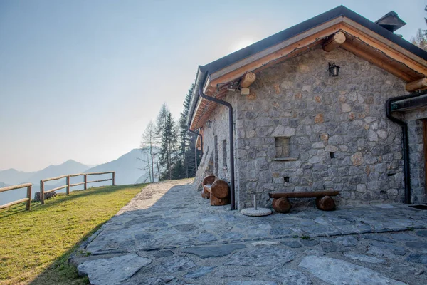 Mały Kamienny Dom Ogrodem Górach — Zdjęcie stockowe