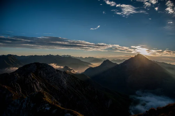 Oben Den Sonnenaufgang Beobachten — Stockfoto