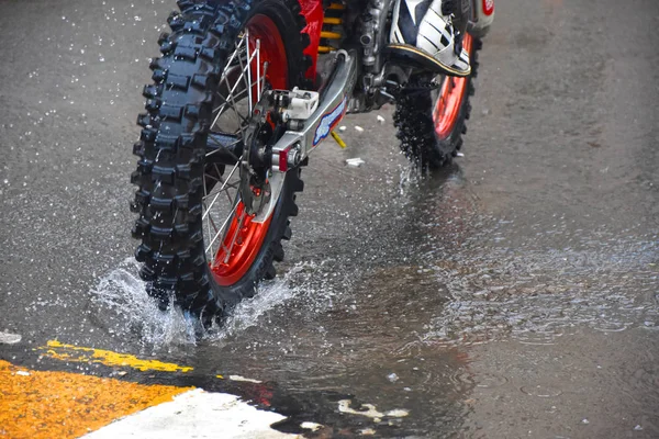 A moto anda na água com um spray — Fotografia de Stock
