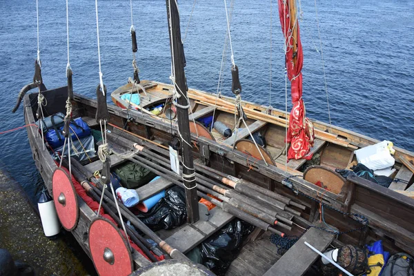 Eski bir Rus gemisi - rooks, ahşap kürek ile deste 