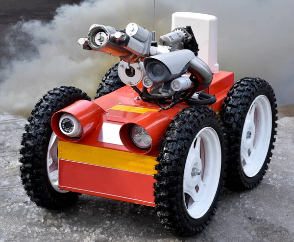 烟雾背景下的小机器人消防员 — 图库照片#