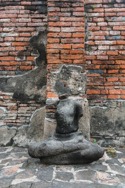 kırık Buda heykeli