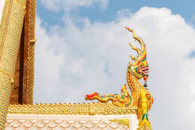 Ejderha heykeli çatı üzerinde.