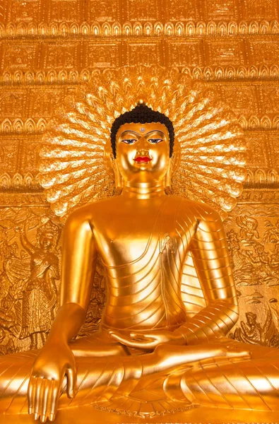 Золотая статуя Будды. — стоковое фото