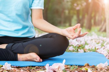 Meditasyon yoga yaparken el.