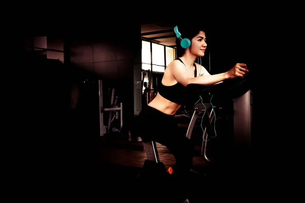 Vrouw oefening in gym. — Stockfoto