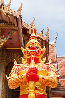 Dev iblis koruma heykeli.