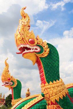 Yeşil Ejderha heykeli.