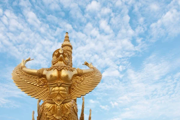 Grande statue de garuda dorée . — Photo