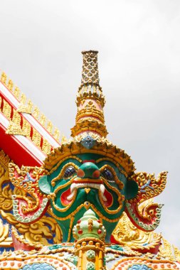 Dev iblis koruma heykeli.