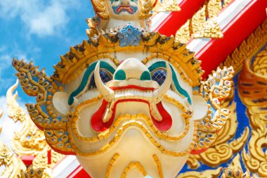 Dev iblis koruma heykeli.