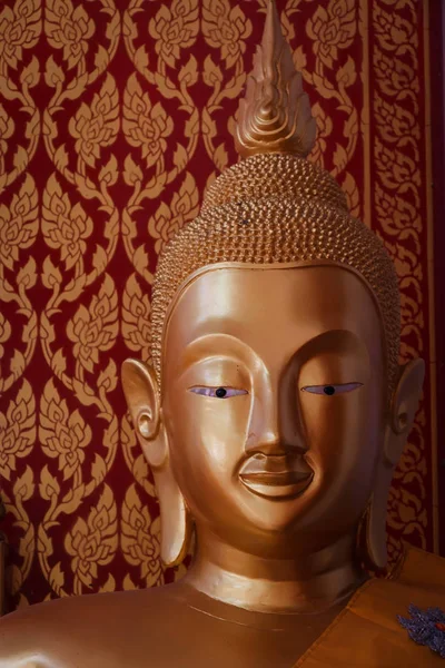 Socha zlatého Buddhy. — Stock fotografie