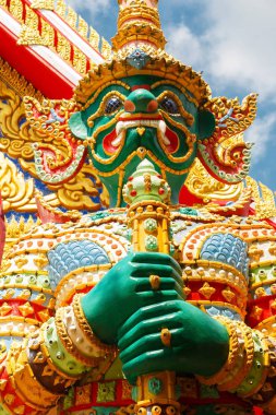 Dev iblis koruma heykeli.