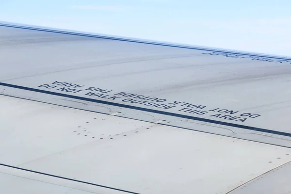 Palabra de precaución en el ala del avión . — Foto de Stock