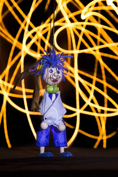 Ahşap kukla küçük bir çocuk