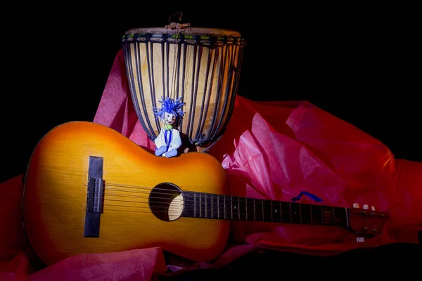 Gitar ve davul ile küçük çocuk ahşap kukla
