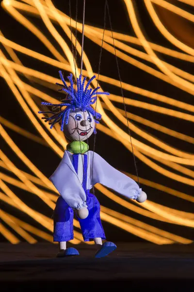 Ahşap kukla küçük bir çocuk