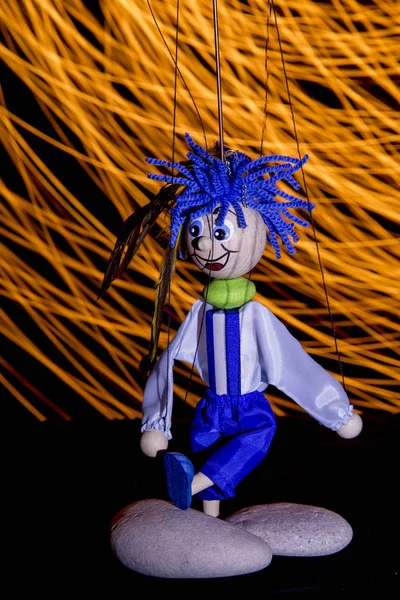 Ahşap kukla küçük bir çocuk