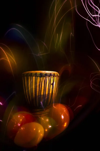 Bir Afrika davul ile ışık sahneleri