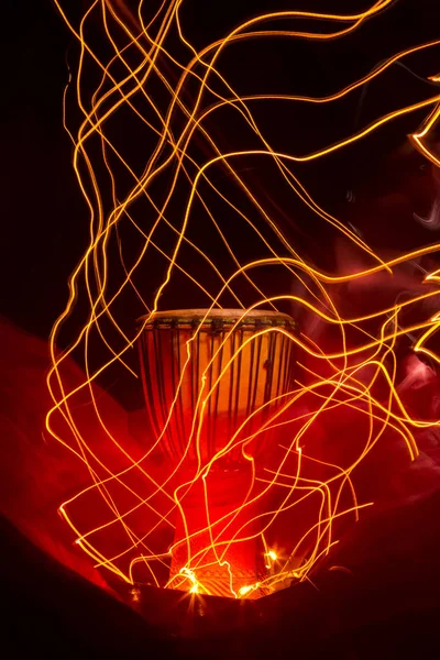 Bir Afrika davul ile ışık sahneleri