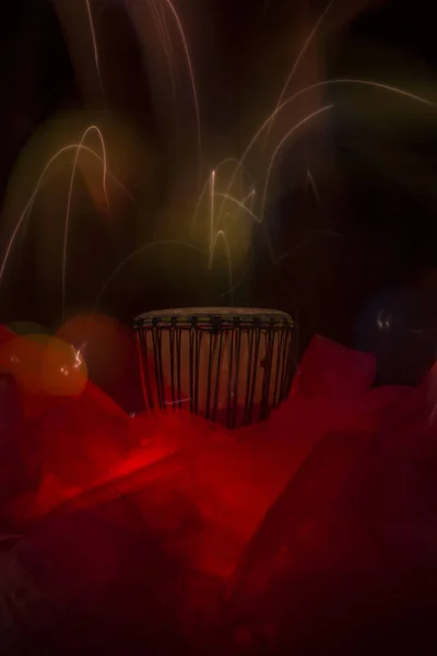 Bir Afrika davul ile ışık sahneleri