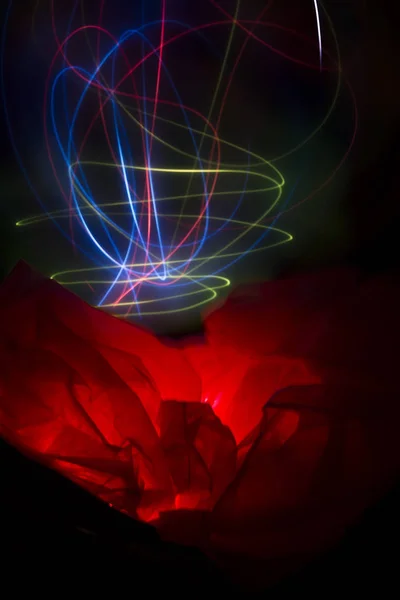 Siyah bir zemin üzerine ışık sahneleri