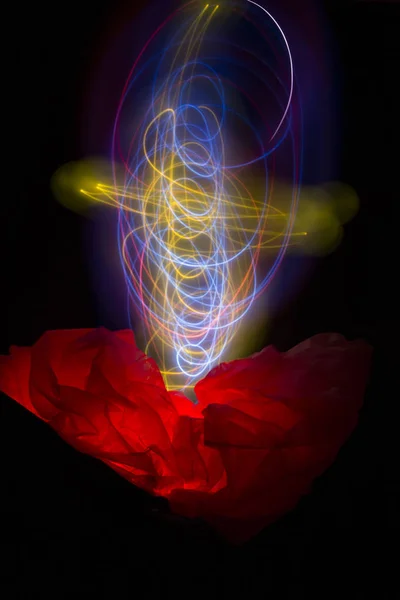 Siyah bir zemin üzerine ışık sahneleri