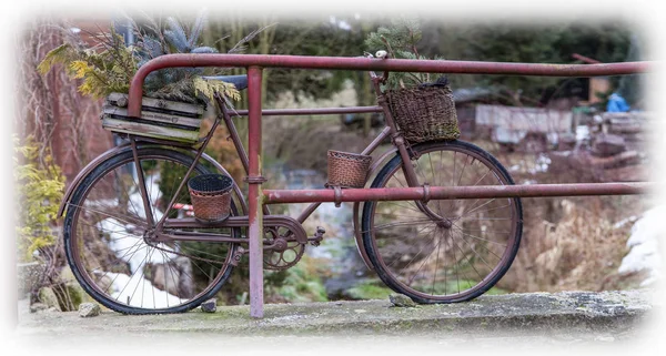 Bir taşıyıcı dekorasyonu ile eski bir tekerlek