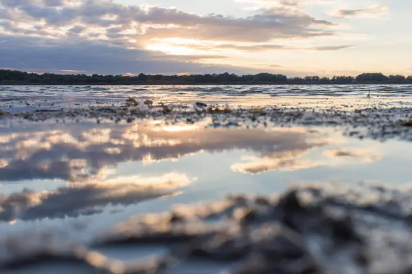 Su yüzeyinde günbatımı