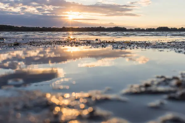 Su yüzeyinde günbatımı