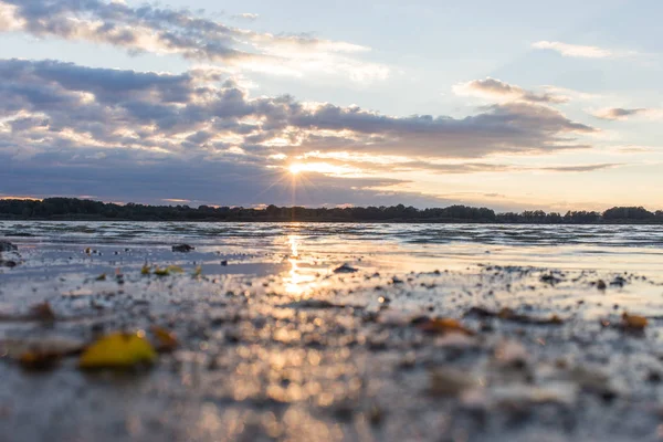 Su yüzeyinde günbatımı