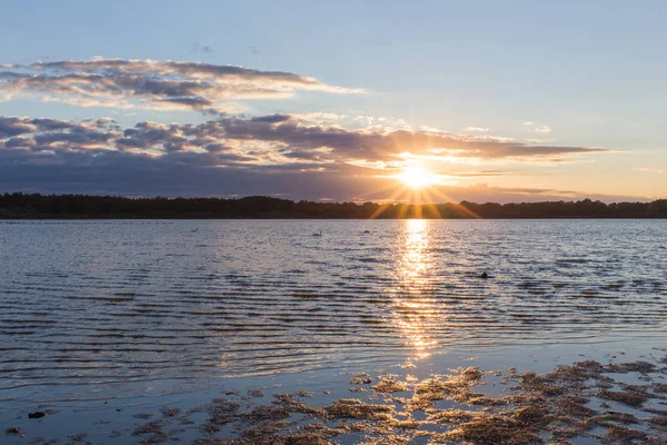 Su yüzeyinde günbatımı