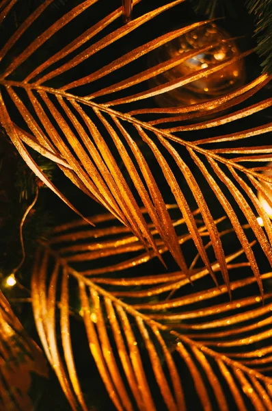 Altın tropik yapraklar