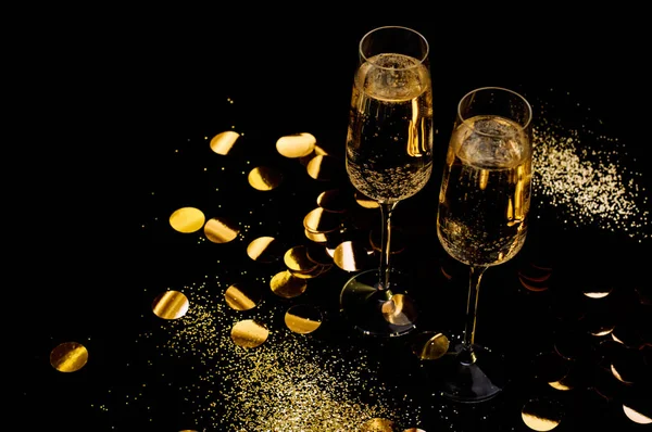 Siyah arka planda şampanya kadehleri