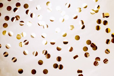 Altın konfeti ile şenlikli arka plan