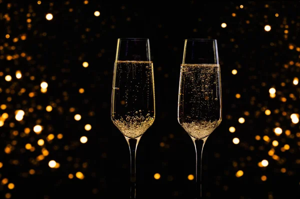 Siyah arka planda şampanya kadehleri