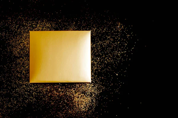 Siyah arkaplanda altın hediye kutusu