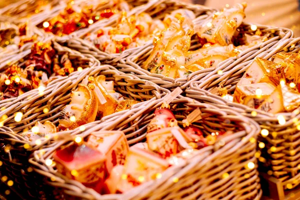 Aralık 'ta pazarda Noel süslemeleri