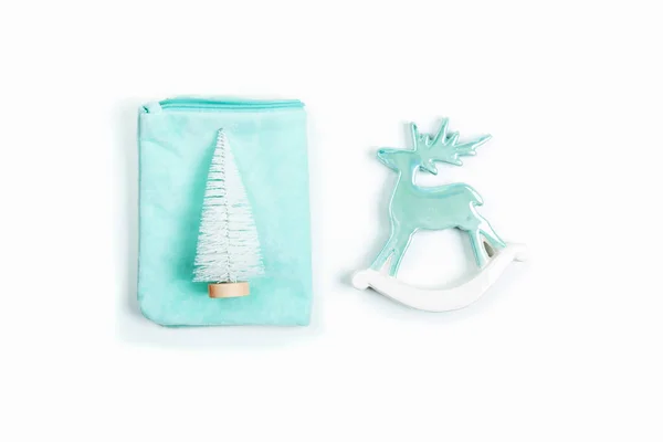 Oyuncak pastel mavi geyik ve beyaz çam ağacı