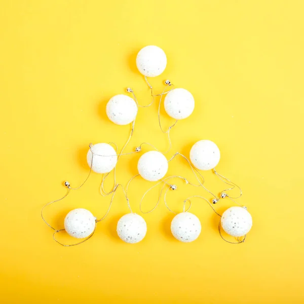 Julgran gjord av vita garlsnd bollar — Stockfoto
