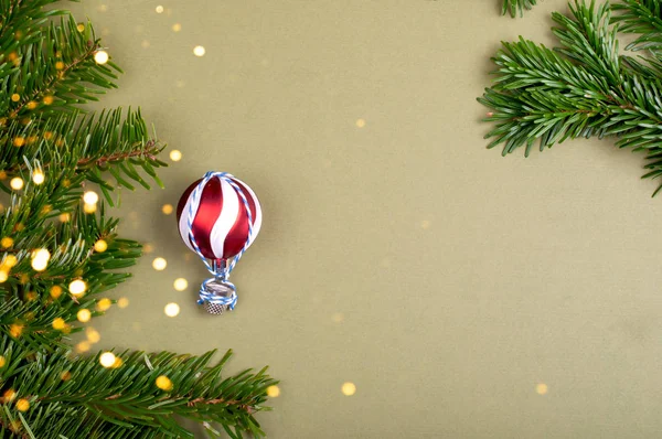 De lucht-ballon gemaakt van Kerstmis boom decoratie bal. — Stockfoto