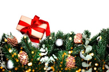 Kırmızı kurdeleyle paketlenmiş kağıt hediye..