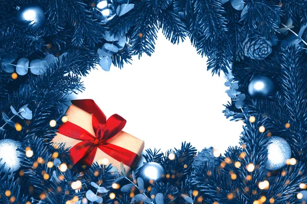 Kırmızı yay ve mavi çam ağacı dallarıyla birlikte..